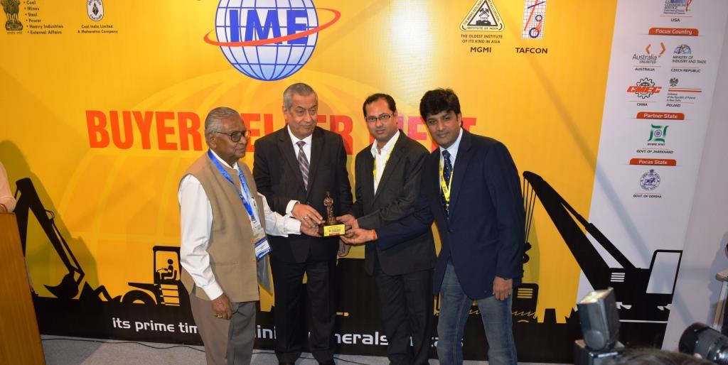 Mr. Gouranga Sen of Geovale and Mr. Gopalakrishnan receiving the award at IME 2016